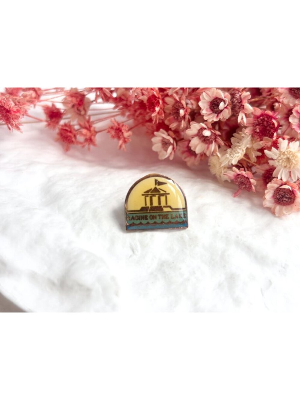Racine On the Lake Wisconsin Boating Enameled Vintage Gold Toned Lapel Pin - Picture 5 of 12